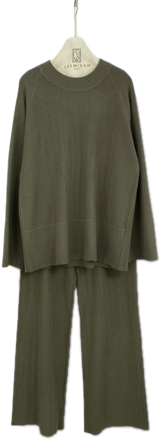 Elegante gebreide dames set van Jasminah Paris met semi-hoge kraag en lange mouwen. Gemaakt van een zachte, hoogwaardige mix van acryl, viscose, polyester en polyamide. Perfect voor de collectie Herfst/Winter 2025/2026.